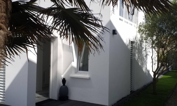 Anglet House | Elegant Stay at MAISON LITTLE WHITE HOUSE with Spa & Kitchen