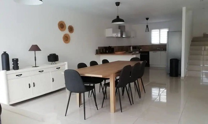 Althen-des-Paluds House | Maison Lumineuse: Ideal for Exploring Provence's Best Sites