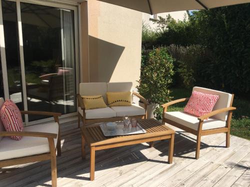 Sene Villa | Inviting Maison Lumineuse: Beachfront Getaway Awaits