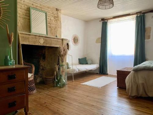 Monpazier House | Historic Maison Médiévale with Garden & Hot Tub Amenities