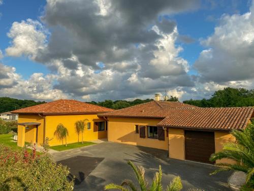 Saint-Martin-de-Seignanx House | Family-Friendly Maison mitoyenne with 2 Bedrooms for 4