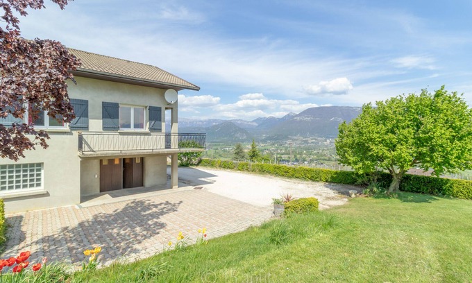 Apremont House | Maison Mado: Scenic Gîte with Pool and Mountain Views