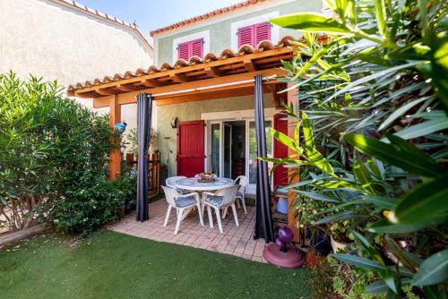 Le Barcares House | Picturesque Marina: Oceanfront Retreat for Everyone