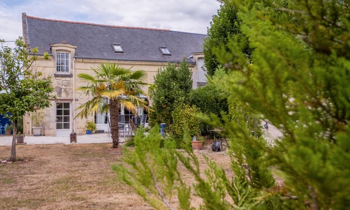 Huismes House | Maison Meslaie: Ideal Retreat with Pool & Pet-Friendly Perks
