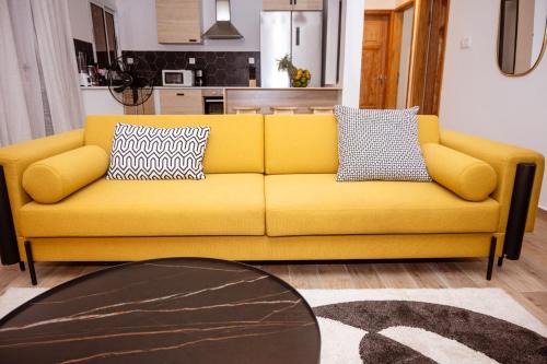 Douala Apartment | Cozy Maison Meublée: Free WiFi, Parking & Family-Friendly