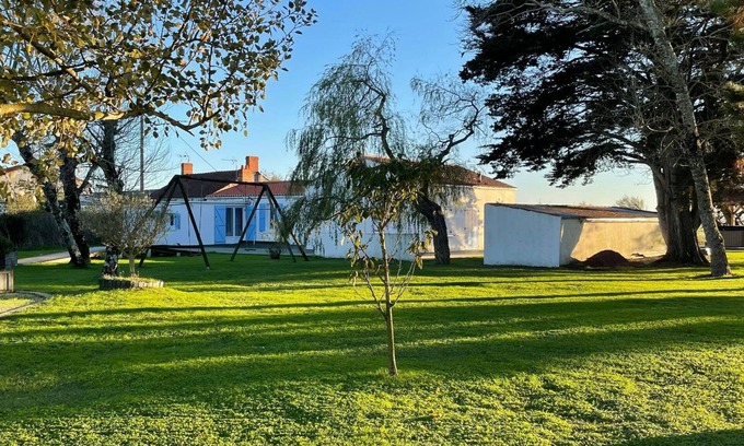 Beauvoir-sur-Mer House | Cozy Maison Mitoyenne with Marsh View & Pet-Friendly Perks