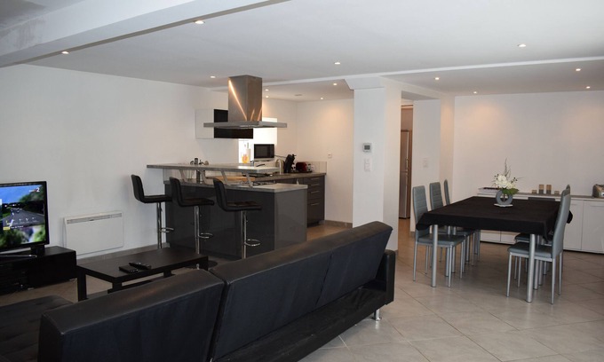 Juillan House | Comfortable Maison Mitoyenne with Family-Friendly Amenities
