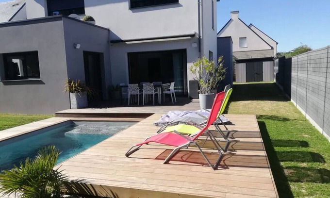 Guerande House | Modern Retreat with Heated Pool Near Avenue de Gaulle