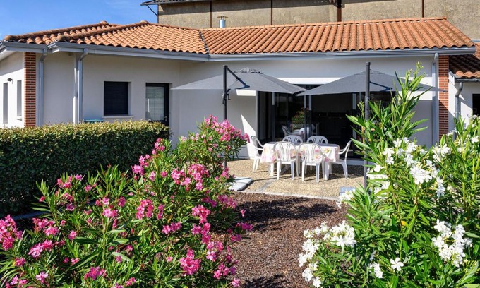 La Teste-de-Buch House | Modern Maison Near Aiguillon Beach with Garden & Parking