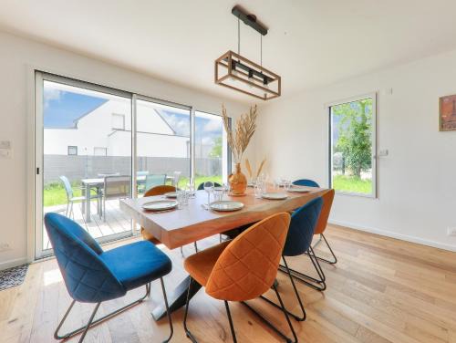 Le Tour-du-Parc House | Modern Maison for 8, Just Steps from the Beach