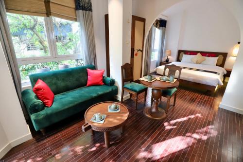 Truc Bach Apartment | Guest Rated 10/10 at The Quarter Apartment Retreat