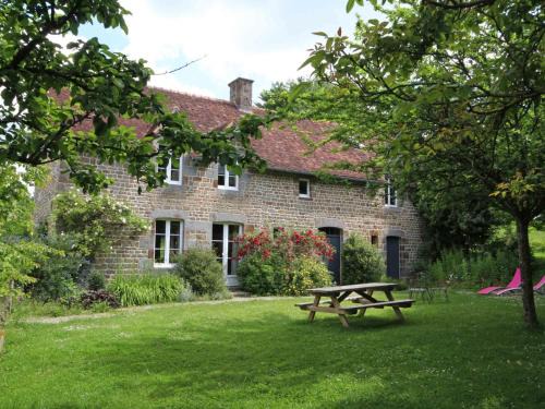 Les Monts-d'Andaine House | Maison Normande: Family-Friendly Retreat with Garden Activities
