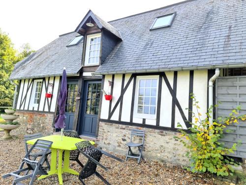Freneuse-sur-Risle Bed & Breakfast | Pet-Friendly Maison Normande with Top Reviews and Family Appeal