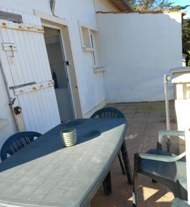 Domino House | Oceanfront Maison Oleron: Pet-Friendly Family Retreat