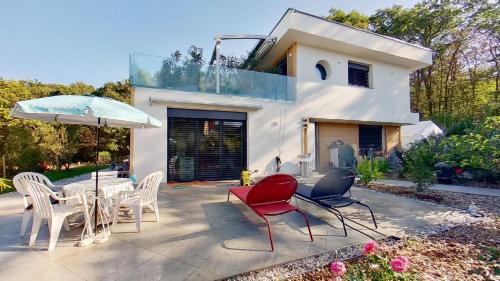 Veigy-Foncenex Apartment | Oceanfront Maison Olivier: Pet-Friendly Retreat with Spa