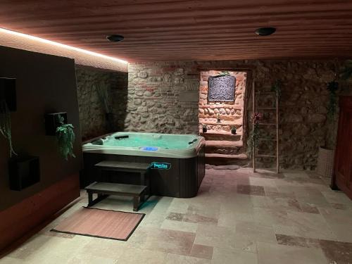 Perouges House | Relaxing Maison Pérouges Spa with Top-Rated Amenities