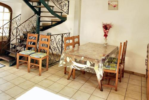Mostuejouls House | Welcoming 2-Bedroom Maison in Mostuejouls for Families