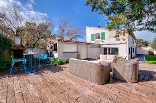 Ars-en-Re House | Prime Location in Ars-en-Ré with Family & Pet-Friendly Amenities