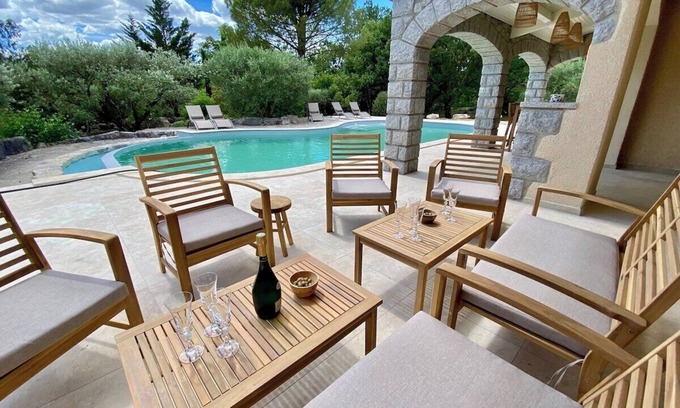 Ruoms Villa | Maison Pour 12 Personnes, 5 ch, 1ha de Terrain Sans Vis-à-vis, Piscine Chauffée