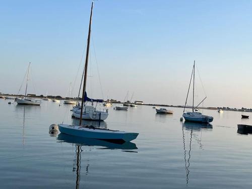 Riantec House | Seaside Escape: Family-Friendly Stay by the Ocean