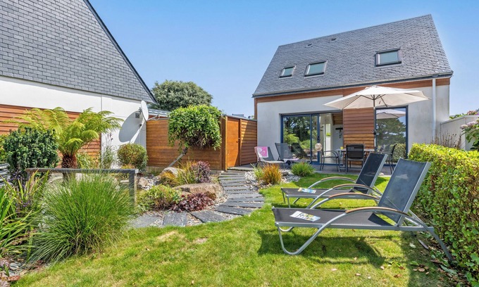Carantec House | Modern Retreat Just 300m from the Ocean with Spa Access