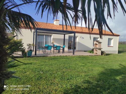Brem Sur Mer House | Cozy Farmhouse Retreat with Garden near Beaches & Fishing