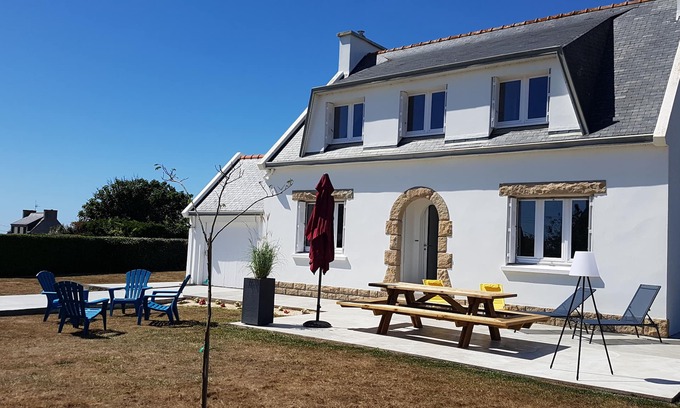 Plovan House | Exceptional Maison Rénovée Steps from the Beach with Kitchen