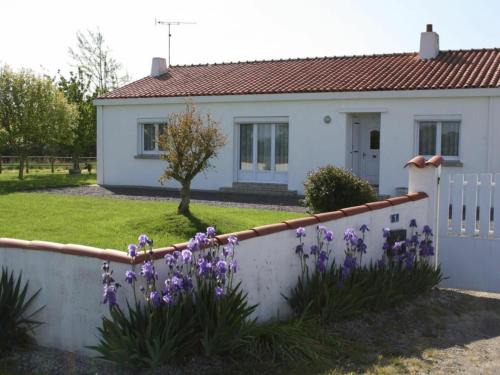 Chateau-d'Olonne House | Inviting Maison with Garden Near Sables-d'Olonne, 10/10 Rated
