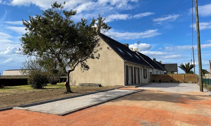 Reville House | Experience Maison - Réville with a Relaxing Boulodrome