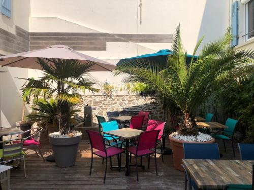 Les Sables d'Olonne Hotel | Discover Maison Richet: Family-Friendly Hotel with Dining