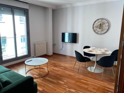 Leon City Centre Apartment | Maison San Isidoro: Ideal for Families with Free Parking & WiFi