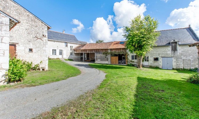 Assay House | Pet-Friendly 3-Bedroom Maison with Garden & WiFi in Assay