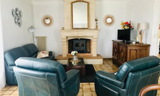 Guitres House | Inviting Maison with Garden, Pet and Child Friendly