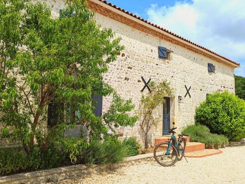 Montmoreau-Saint-Cybard House | Relaxing Retreat with Pool and Outdoor Adventures Await