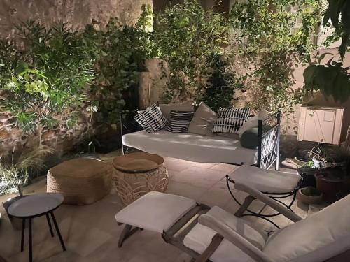 Roujan House | Cozy Maison with Patio - Perfect for Family Getaways