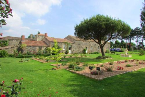 Landevieille House | Cozy Maison Near Landevieille with Private Garden Oasis