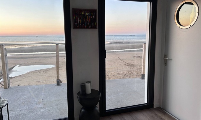 Saint-Come-de-Fresne House | Relaxing Maison sur la Mer: Family-Friendly with Spa & Kitchen
