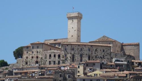 Palombara Sabina Apartment | Discover Maison Suras: Pet-Friendly Hotel with Hot Tub