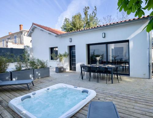 Lagord House | Inviting Maison T4 with Hot Tub in Lagord, Rated 9.3/10