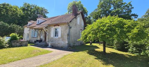Avilly-Saint-Leonard House | Cozy Maison with Garden Near Parc Astérix & Paris CDG