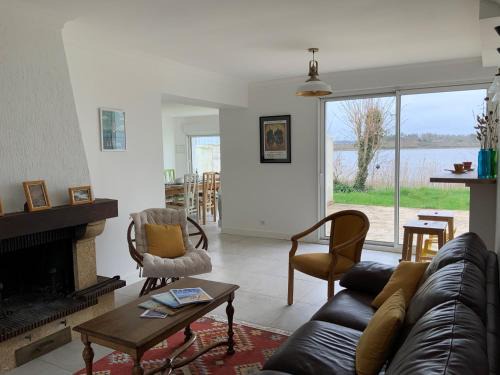 Ile-Tudy House | Ocean View Maison Typenarch Steps from the Beach