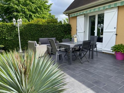 La Chapelle-Saint-Aubin Bed & Breakfast | Inviting Maison Verdoyante with Pool, 5 Min from Le Mans