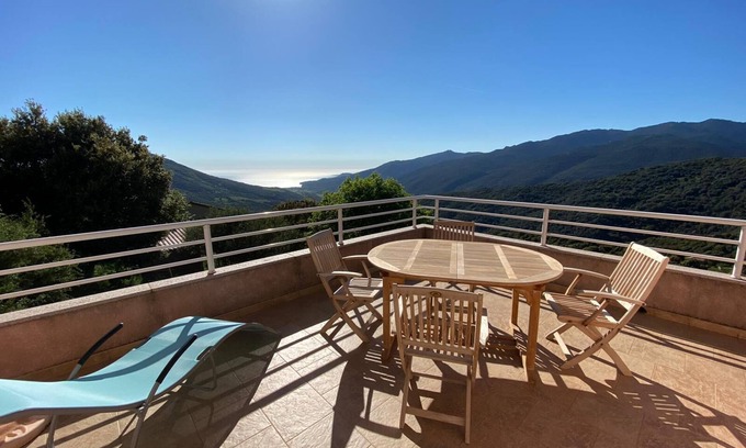 Santa-Maria-Figaniella House | Seaside Retreat Maison Vue Mer: Kid-Friendly & Cozy