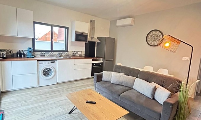 Moneteau House | Relaxing Maisonette with Free Secure Parking near Highway