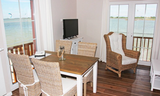 Lemkenhafen Apartment | Cozy Maisonette for 2-4 with Beautiful Sea Views