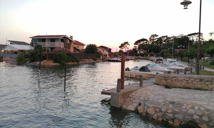 Taussat Cabin | Prime Maisonette Steps from the Beach with Family & Pet Perks
