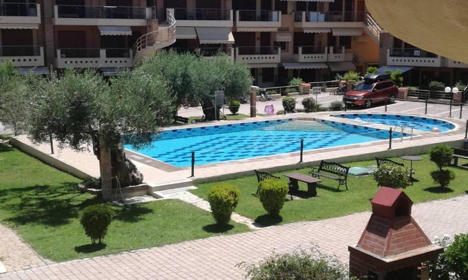 Gerakini House | Family-Friendly Maisonette Steps from the Ocean with Pool