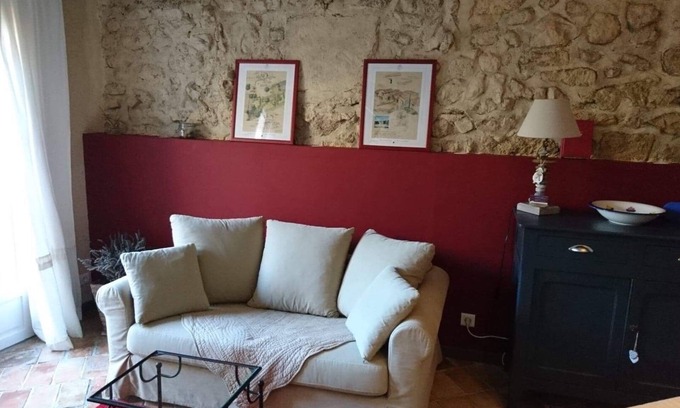 Alleins House | Pet-Friendly Maisonette with Terrace in Provencal Village