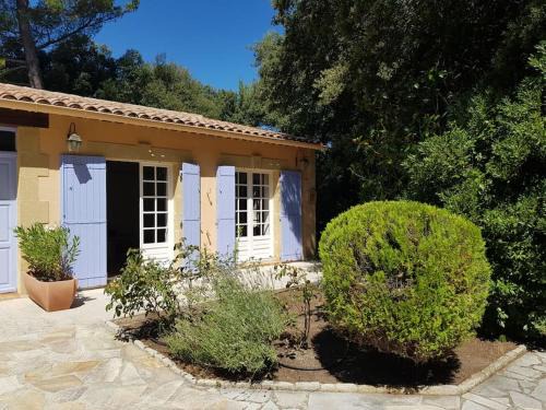 La Bastide-des-Jourdans House | Charming Maisonnette in Luberon with Pool & Ocean Views