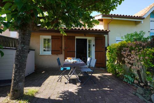 Biscarrosse Plage House | Cozy Oceanfront Maisonnette with Terrace and Breakfast